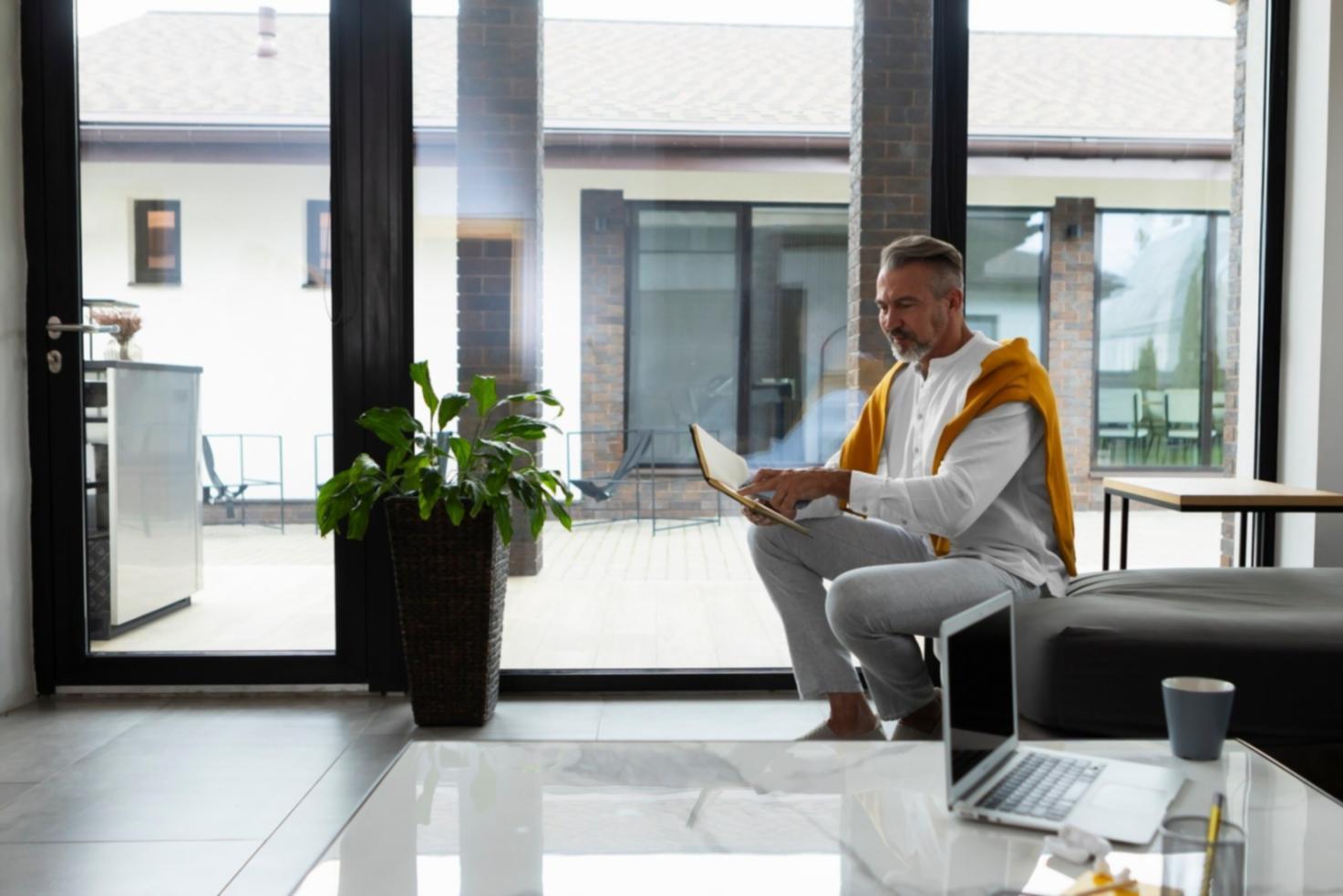 Arbeitsplatz mit Finanzanalysen und Dokumenten